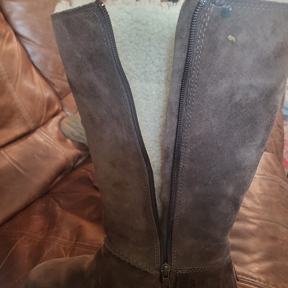 Size 9 Never Worn Knee high UGG Mocassin Boots! - Picture 2 of 4